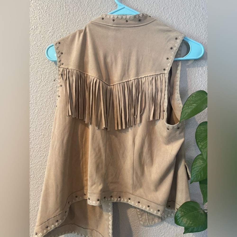 SHYANNE WOMEN'S FAUX SUEDE WHIPSTITCH FRINGE VEST - Picture 4 of 6